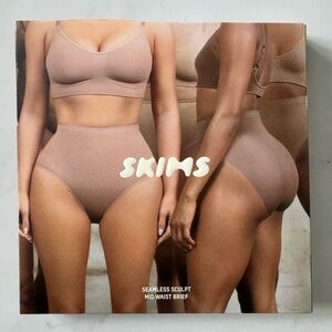 BRAND NEW SKIMS Seamless Sculpt Mid-Waist Brief in Onyx (Size S)